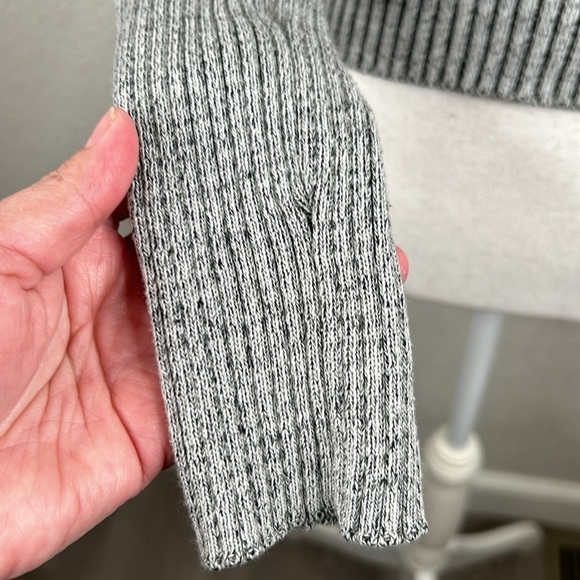 Forever 21 Gray & Black Knit Ribbed Long Sleeve Crewneck Sweater Size Small - Picture 3 of 5